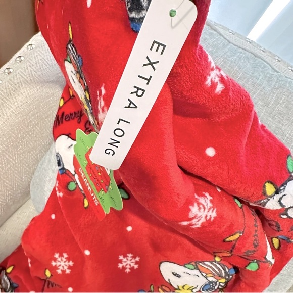 Peanuts Snoopy Woodstock Christmas Throw Blanket Fleece in red 70 x 60. - Picture 7 of 7